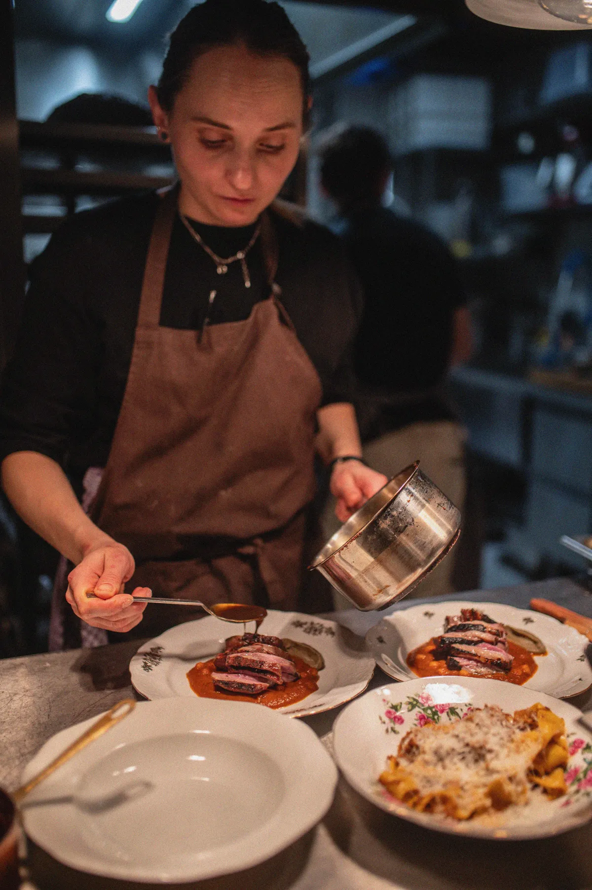 Stimmungsvolle Abendatmosphäre in einem Danziger Restaurant mit warmem Licht