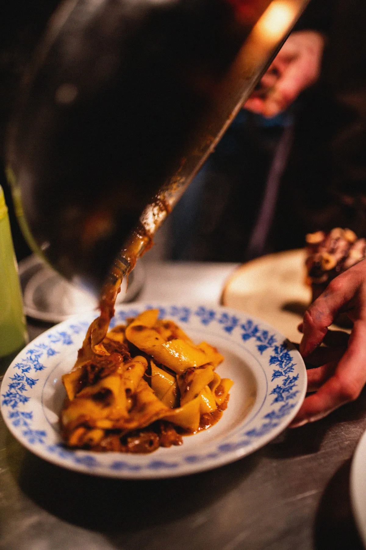 Naturwein-Service in einer Danziger Weinbar