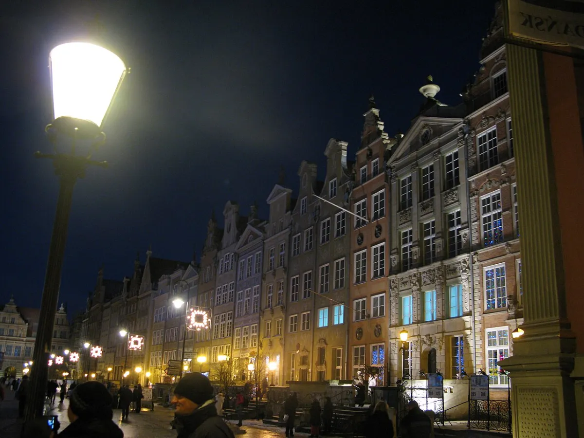 Historische Langgasse in Danzig mit bunten Bürgerhäusern bei Sonnenuntergang