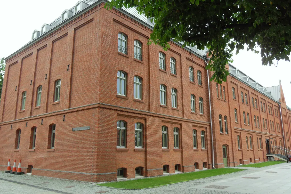 Die ehemalige preußische Kaserne an der Aleja Grunwaldzka in Wrzeszcz — heute der Garnizon-Komplex mit Restaurants und Cafés