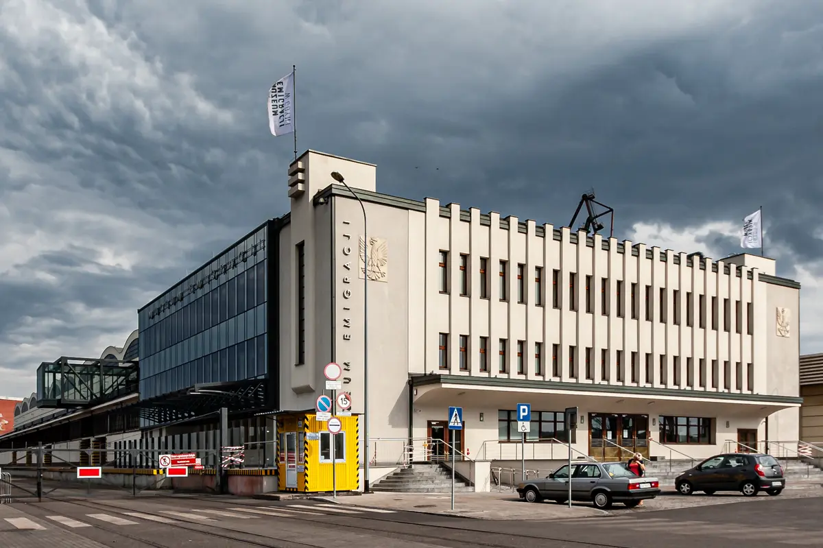 Das Emigrationsmuseum im ehemaligen Dworzec Morski (Seeterminal) von Gdynia — Art-Déco-Gebäude von 1933 am Hafen