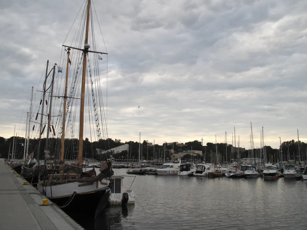 Der Yachthafen von Gdynia mit Segelbooten und der Stadtsilhouette — die modernistische Hafenstadt an der Danziger Bucht