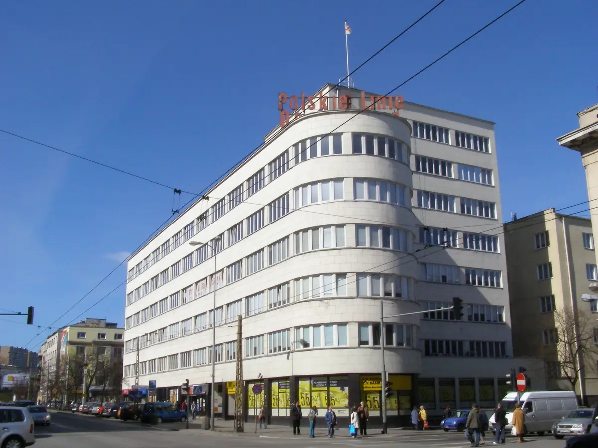 Das PLO-Gebäude (Polnische Ozeanlinien) in Gdynia an der ul. 10 Lutego — funktionalistische Architektur der 1930er Jahre