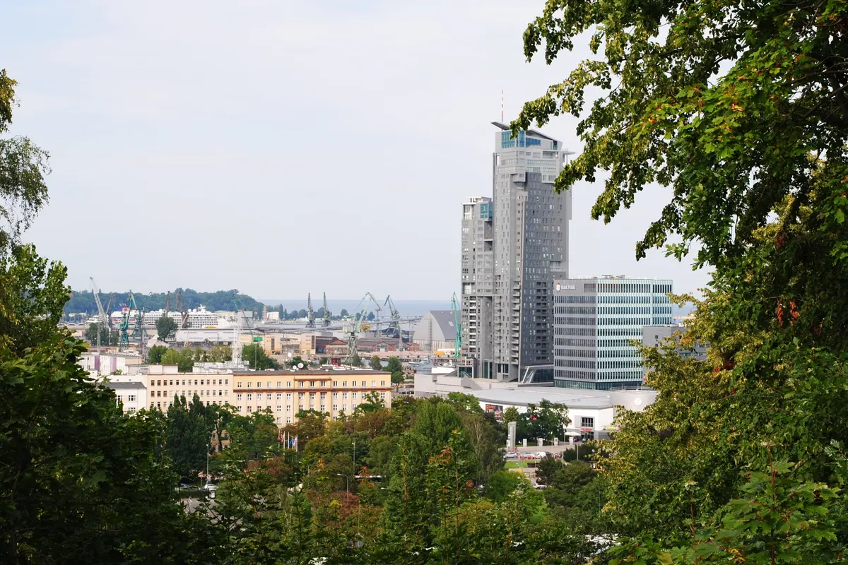 Panorama von Gdynia von der Kamienna Góra — die Sea Towers und der Hafen im Hintergrund, modernistische Architektur