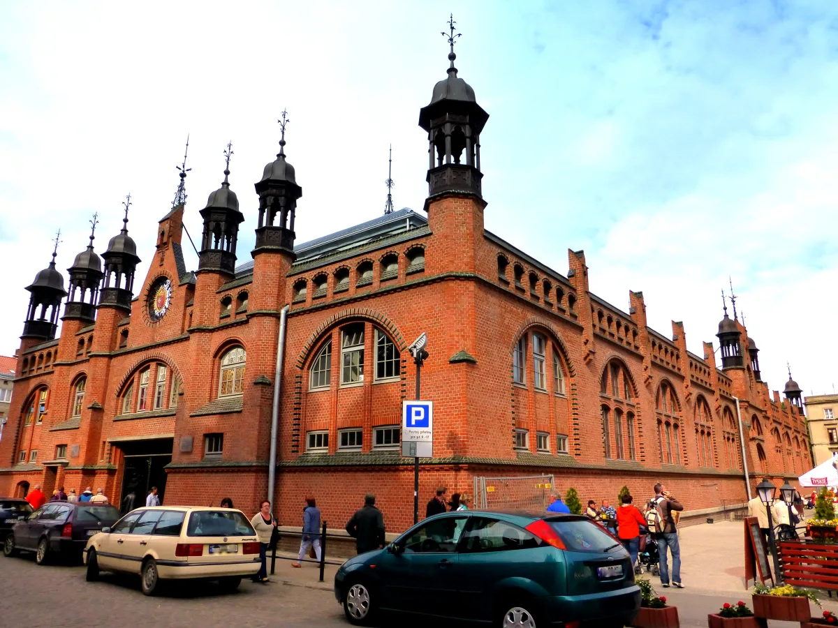 Die historische Hala Targowa in Danzig — die Dominikaner-Markthalle mit Backsteinfassade und Spitzbogenfenstern