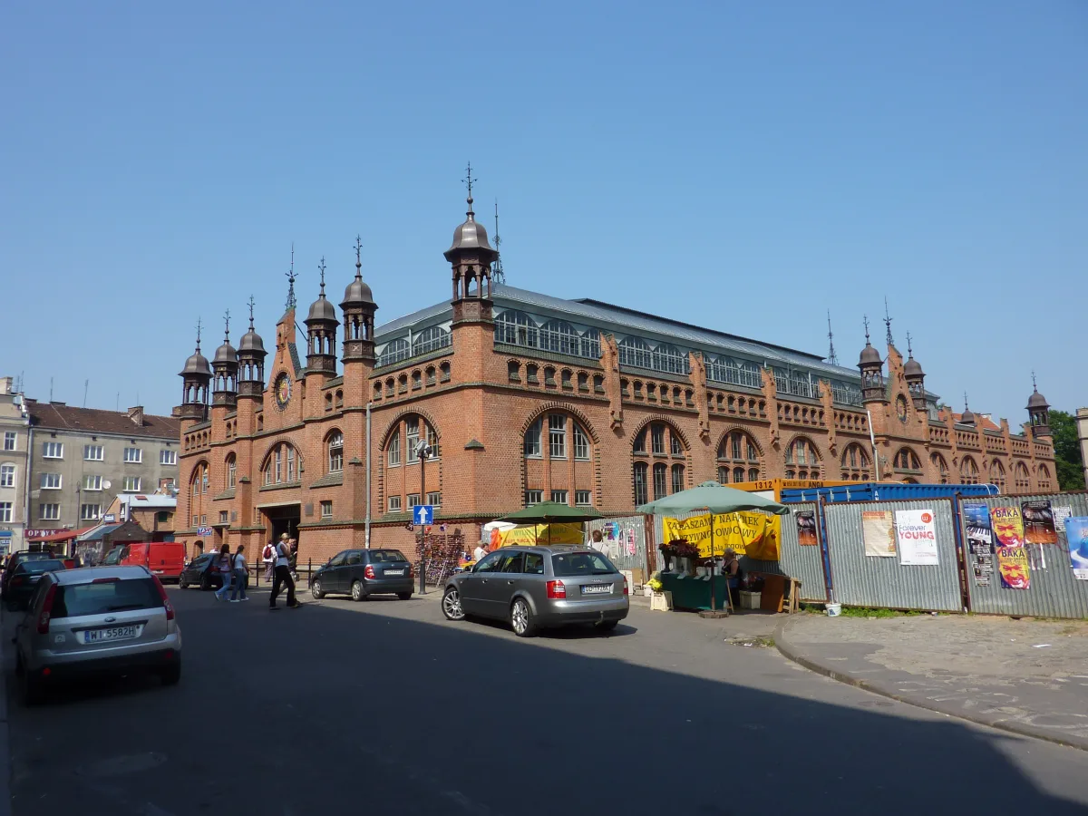 Seitenansicht der Hala Targowa von der ul. Pańska — Ziegelbau mit historischen Fenstern vor der Renovierung