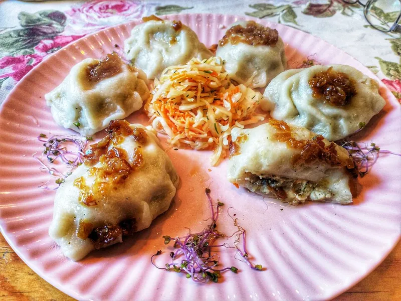 Traditionelle polnische Pierogi auf einem rustikalen Teller