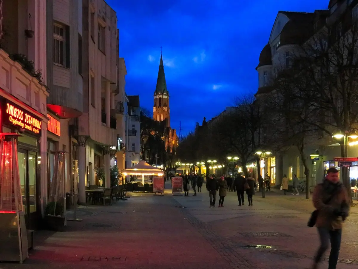 Die Flaniermeile Monte Cassino in Sopot — Fußgängerzone mit Geschäften und Restaurants zwischen Bahnhof und Pier