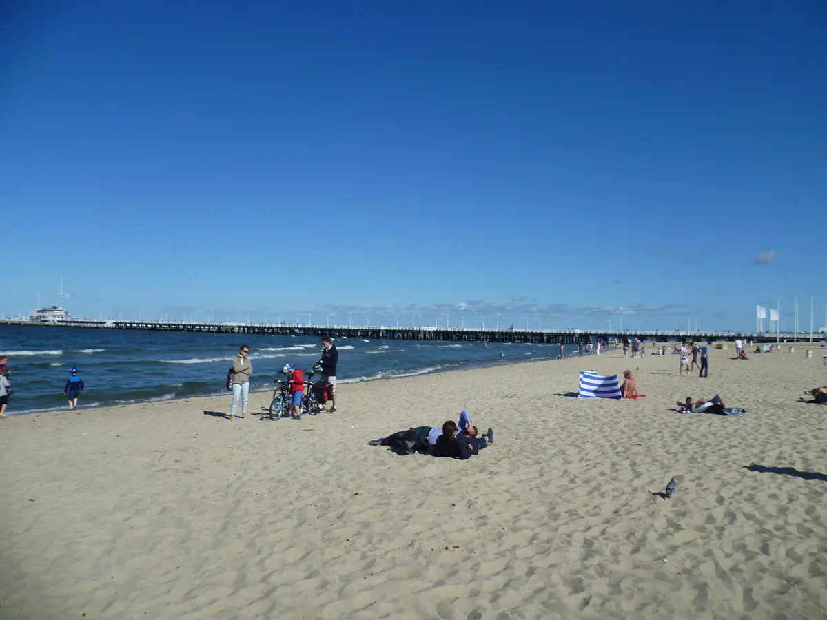 Der breite Sandstrand von Sopot an der Danziger Bucht — im Sommer voller Badegäste, in der Nebensaison fast leer