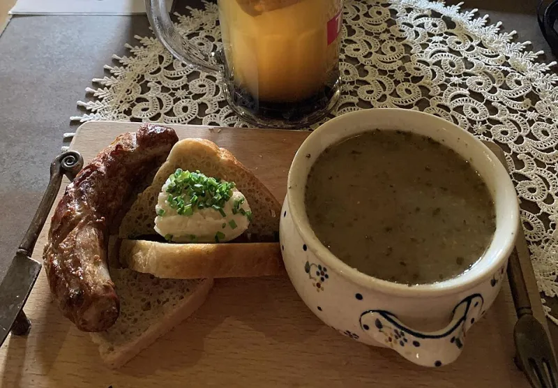 Żurek — traditionelle polnische Sauerteigsuppe mit Ei und Weißwurst in einem Teller